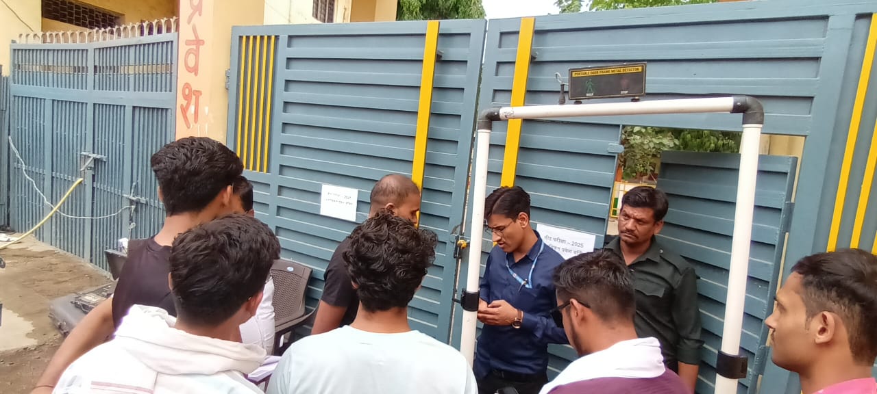 पहुंचे परीक्षार्थियों को मिन्नतों के बाद भी नही मिली एंट्री पहुंचे परीक्षार्थियों को मिन्नतों के बाद भी नही मिली एंट्री