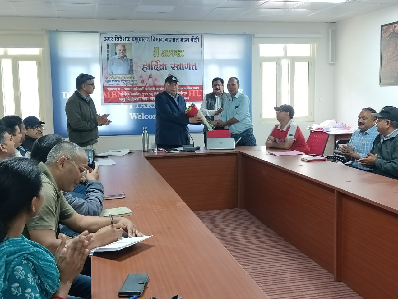 पौड़ी में पशुधन प्रसार अधिकारियों की समीक्षा बैठक लेते अपर निदेशक डॉ वी एस जंगपांगी पौड़ी में पशुधन प्रसार अधिकारियों की समीक्षा बैठक लेते अपर निदेशक डॉ वी एस जंगपांगी
