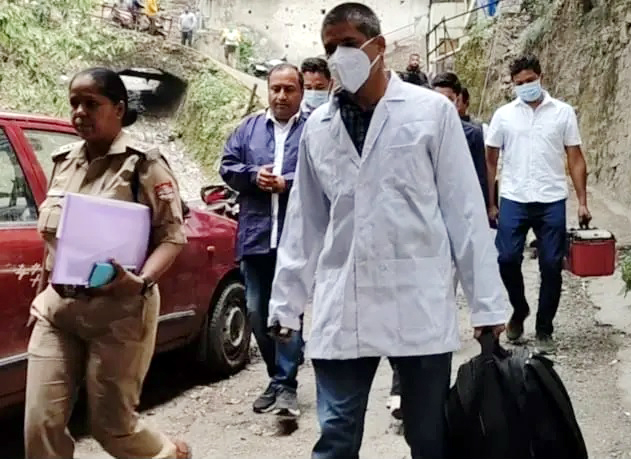आरोपित मो. उस्मान के घर से लौटती फॉरेंसिक टीम के सदस्य। आरोपित मो. उस्मान के घर से लौटती फॉरेंसिक टीम के सदस्य।