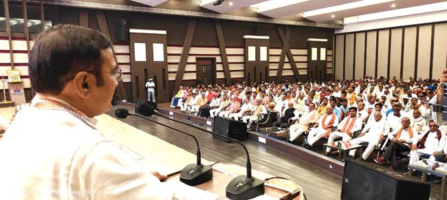 सम्बोधित करते दिलीप पटेल सम्बोधित करते दिलीप पटेल