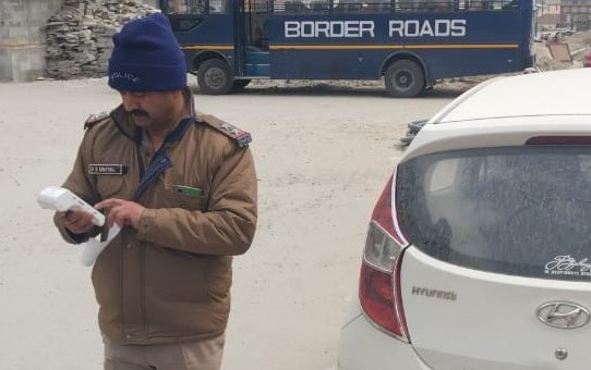 बदरीनाथ धाम में अव्यस्थित तरीके से खड़े वाहनों का चालान करते हुए। बदरीनाथ धाम में अव्यस्थित तरीके से खड़े वाहनों का चालान करते हुए।