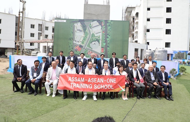 आसियान-वन टेक्निकल सेंटर का जापानी प्रतिनिधिमंडल दौरा करते हुए। आसियान-वन टेक्निकल सेंटर का जापानी प्रतिनिधिमंडल दौरा करते हुए।