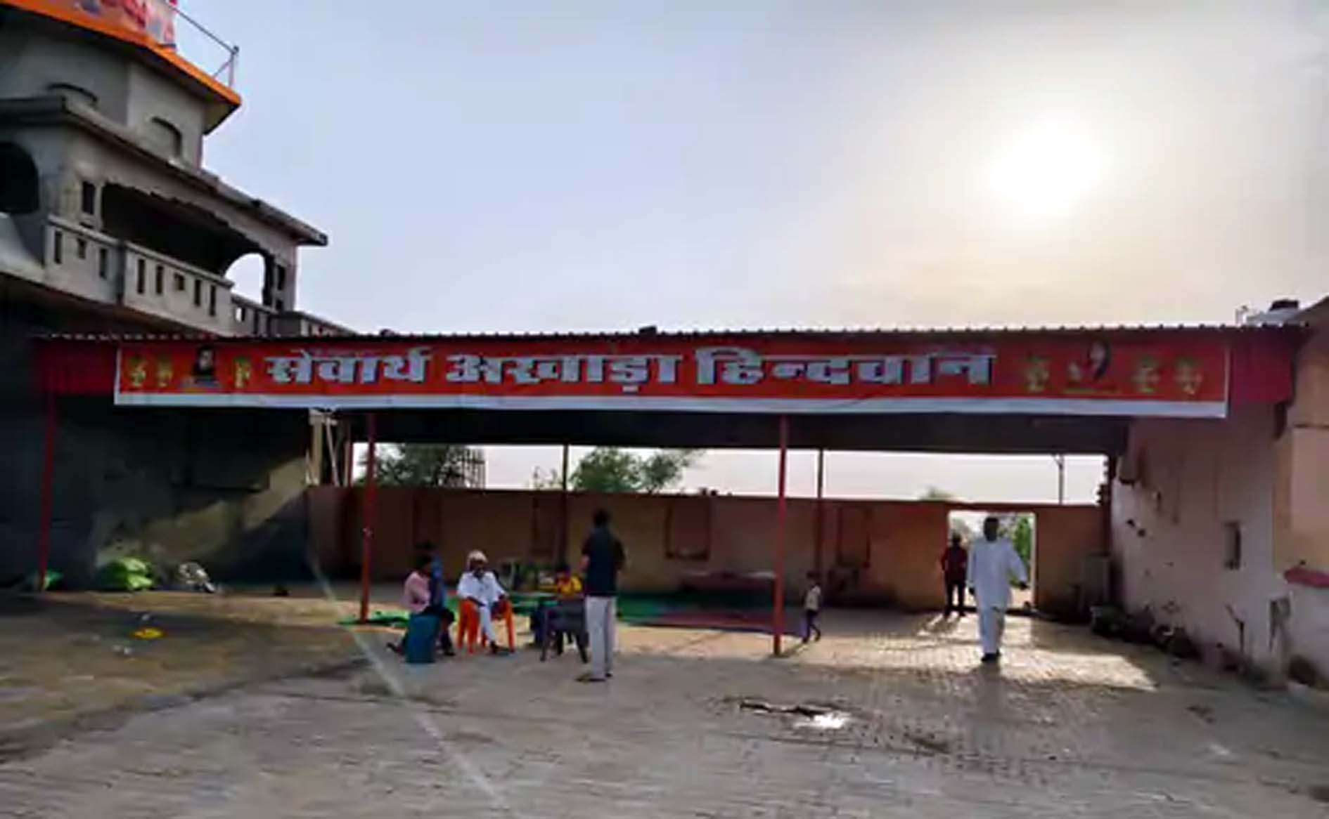 हिंदवान आश्रम, जहां पंचायत चल रही थी। हिंदवान आश्रम, जहां पंचायत चल रही थी।