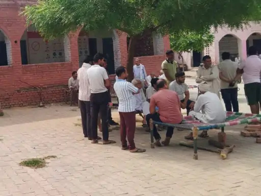 स्कूल में बैठे ग्रामीण। स्कूल में बैठे ग्रामीण।