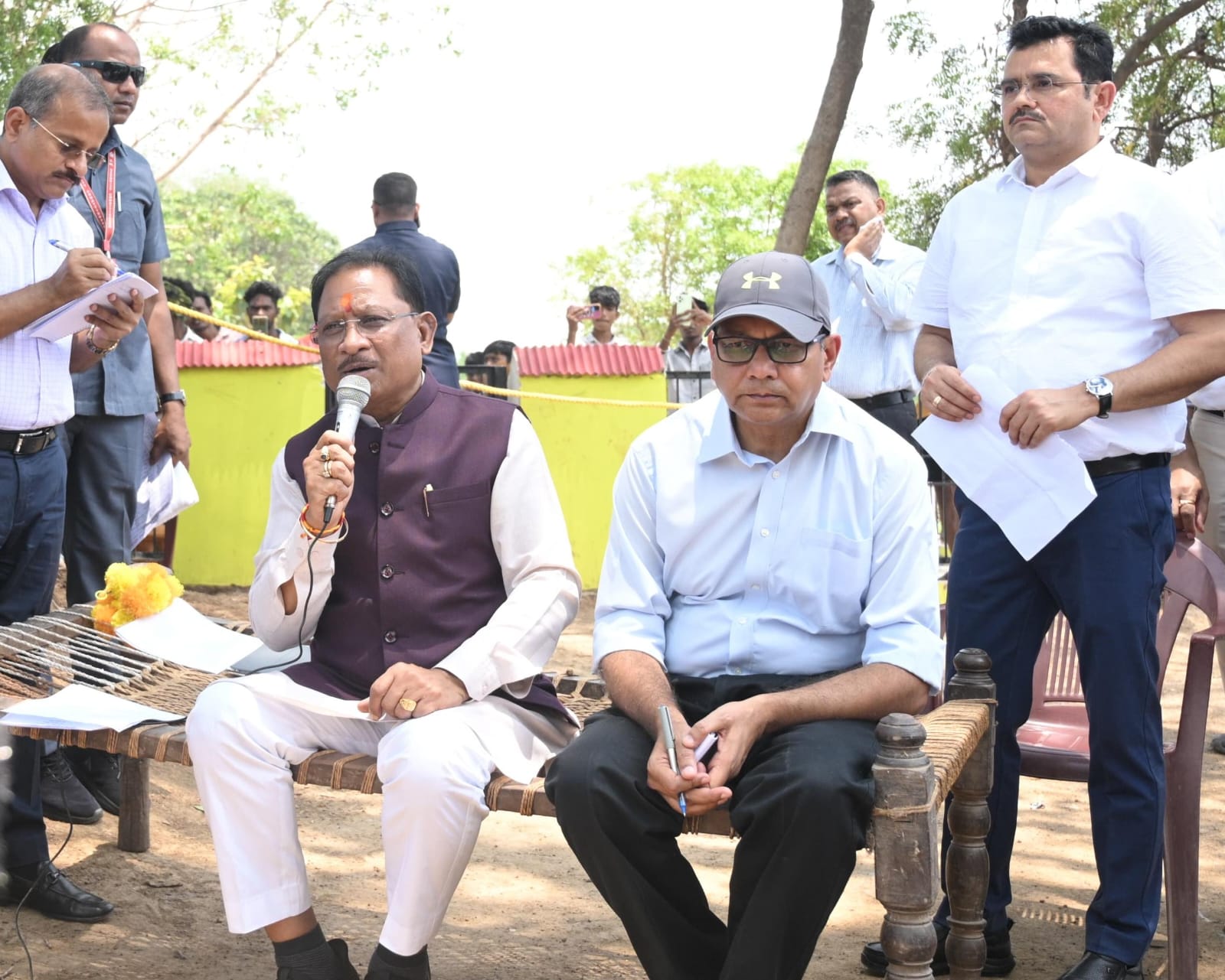 मुख्यमंत्री विष्णु देव साय सुशासन तिहार में  अचानक पहुंचे सक्ती  जिले के ग्राम करिगांव: पीपल के पेड़ के नीचे चौपाल लगाकर सुनी ग्रामीणों की समस्याए