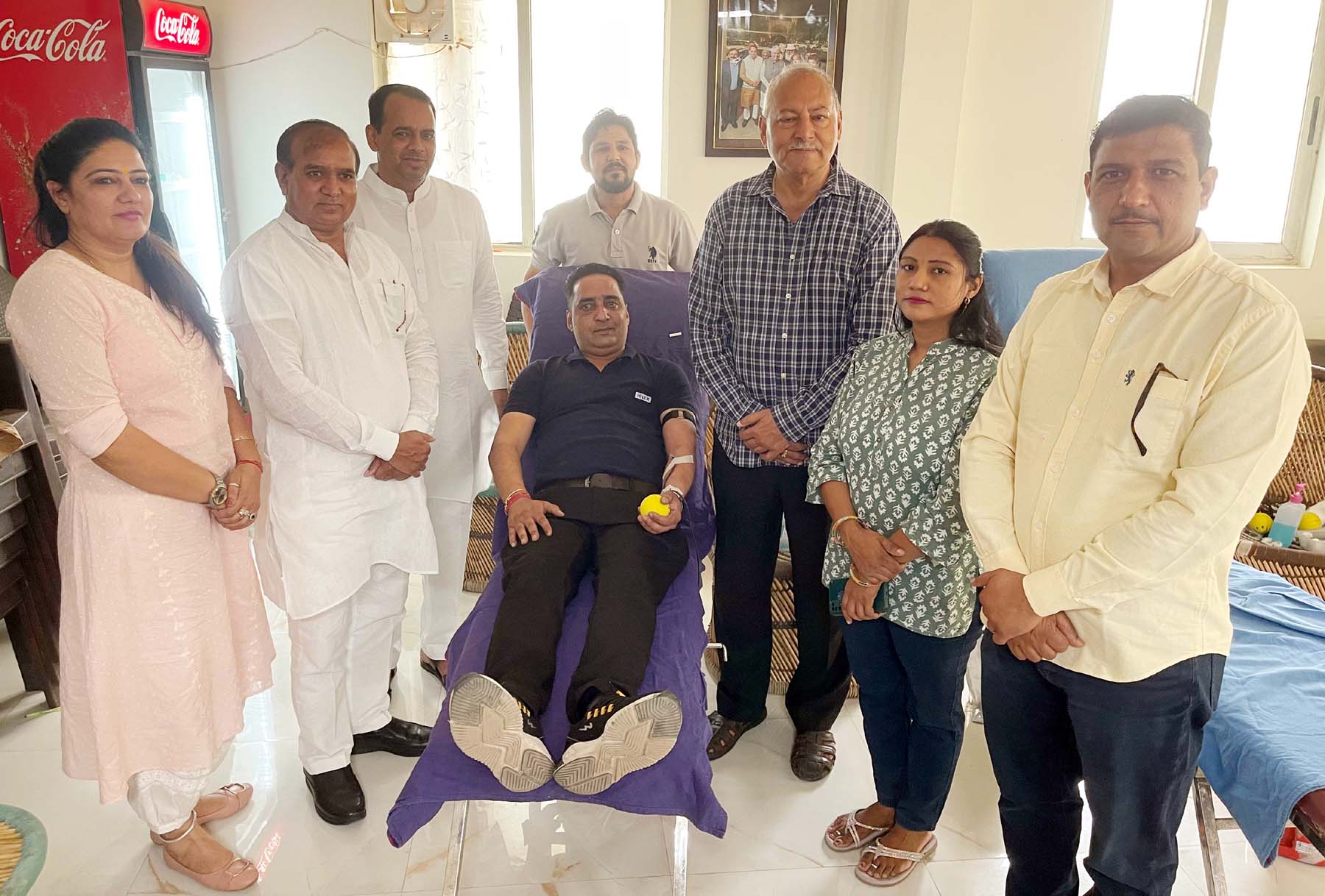 गुरुग्राम के सेक्टर-82 में सरपंच सुंदर लाल के कार्यालय में केंद्रीय मंत्री मनोहर लाल केजन्मदिन पर शिविर में रक्तदाताओं को सम्मानित करते पूर्व विधायक सत्यप्रकाश जरावता, सरपंच सुंदर लाल व अन्य सहयोगी। गुरुग्राम के सेक्टर-82 में सरपंच सुंदर लाल के कार्यालय में केंद्रीय मंत्री मनोहर लाल केजन्मदिन पर शिविर में रक्तदाताओं को सम्मानित करते पूर्व विधायक सत्यप्रकाश जरावता, सरपंच सुंदर लाल व अन्य सहयोगी।