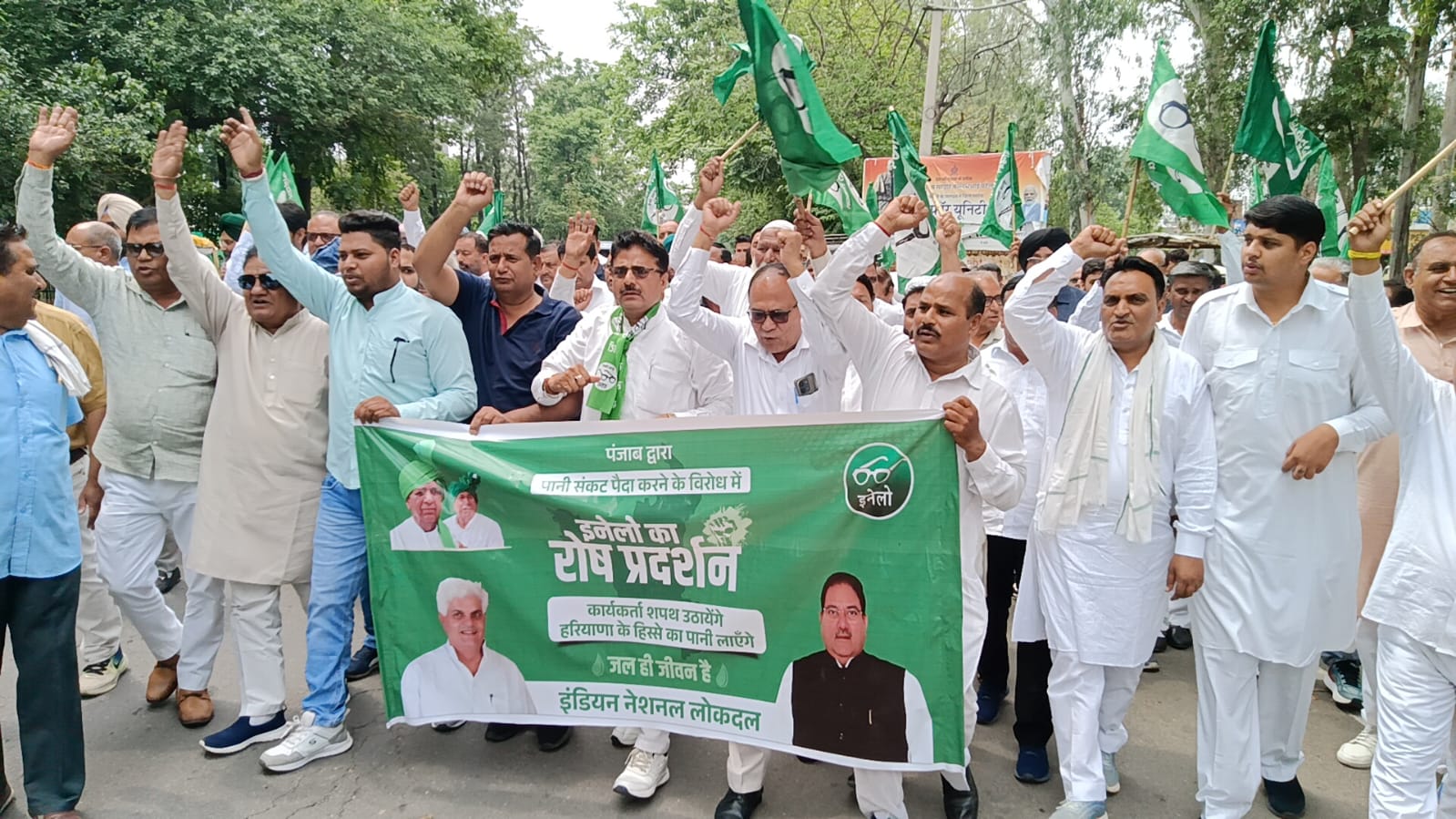 प्रदर्शन करते इनेलो कार्यकर्ता प्रदर्शन करते इनेलो कार्यकर्ता