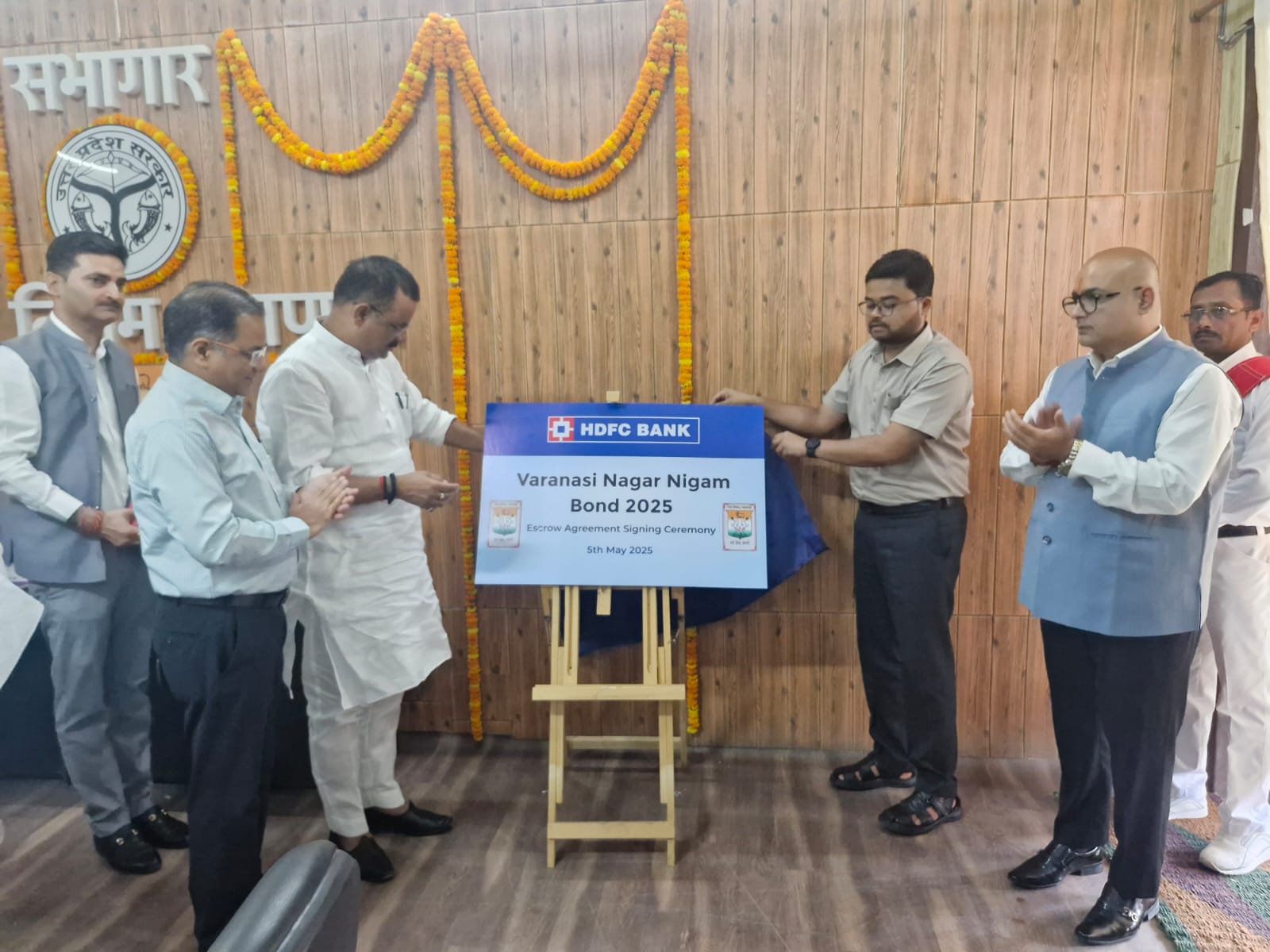 वाराणसी नगर निगम का म्यूनिसिपल बॉन्ड जारी करते महापौर वाराणसी नगर निगम का म्यूनिसिपल बॉन्ड जारी करते महापौर