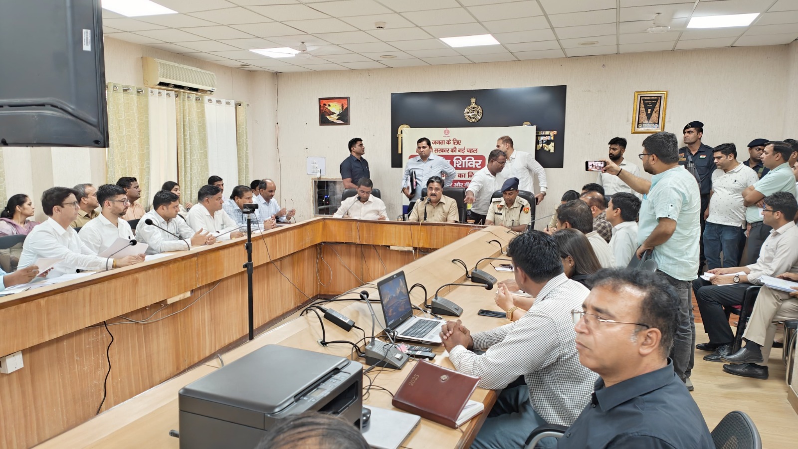 अधिकारियों की बैठक लेते डिप्टी स्पीकर अधिकारियों की बैठक लेते डिप्टी स्पीकर