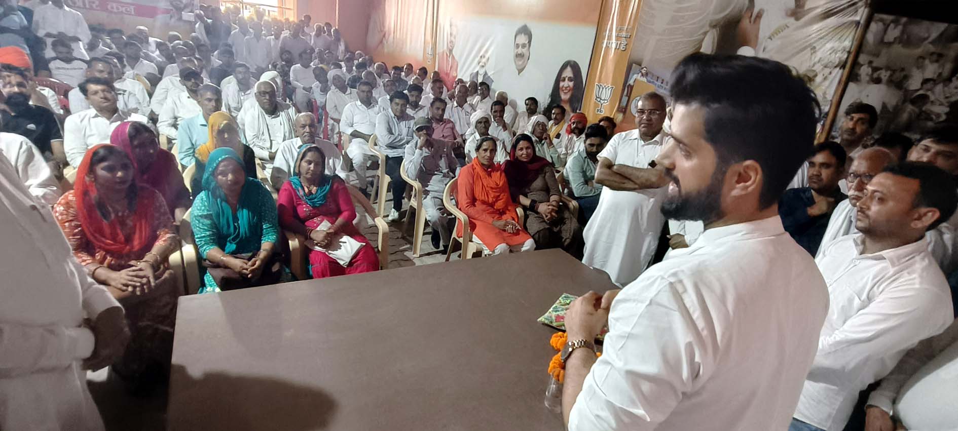 आदमपुर में संगोष्ठी को संबोधित करते पूर्व विधायक भव्य बिश्नोई। आदमपुर में संगोष्ठी को संबोधित करते पूर्व विधायक भव्य बिश्नोई।