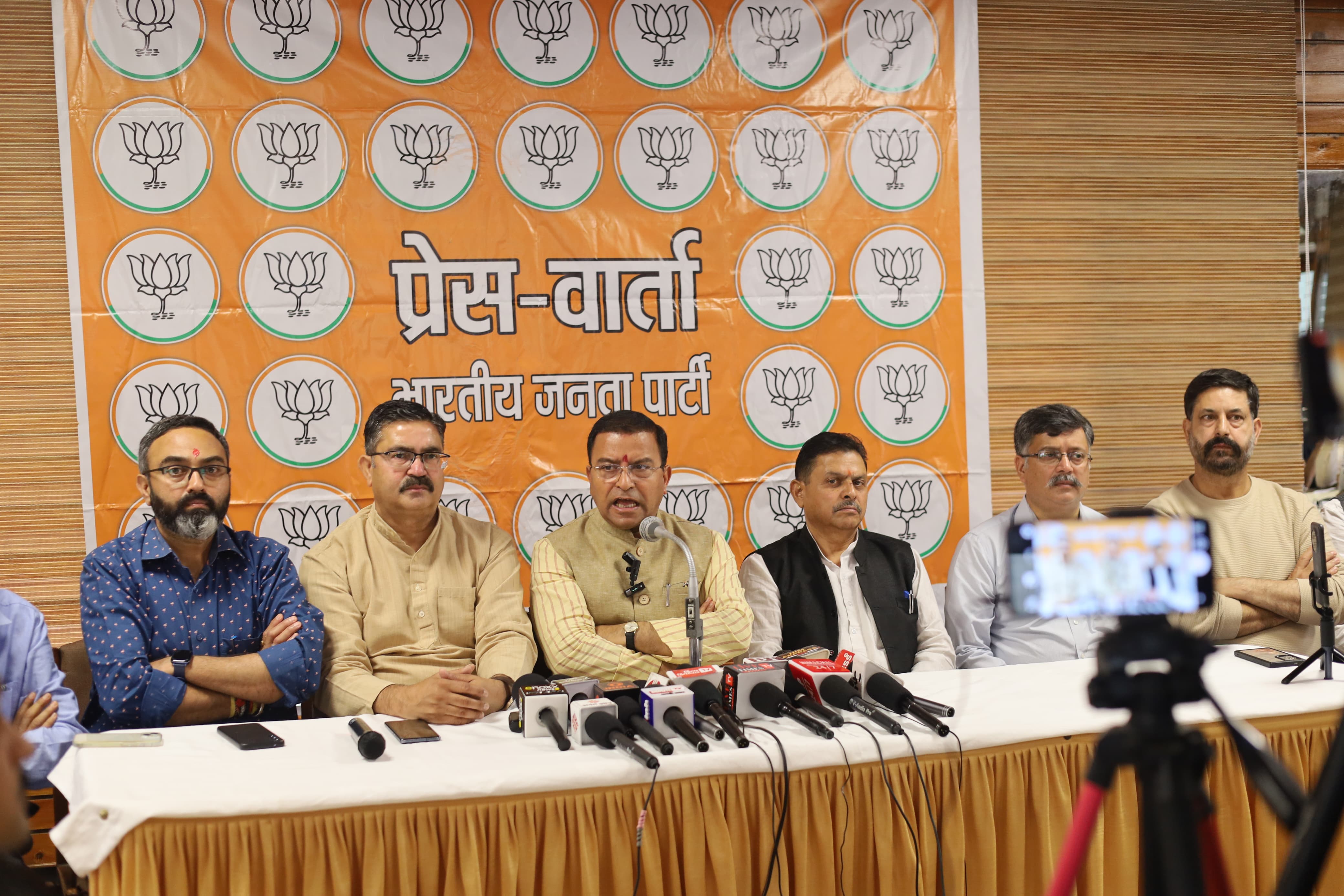 पत्रकार वार्ता को संबोधित करते हुए भाजपा नेता त्रिलोक कपूर। पत्रकार वार्ता को संबोधित करते हुए भाजपा नेता त्रिलोक कपूर।