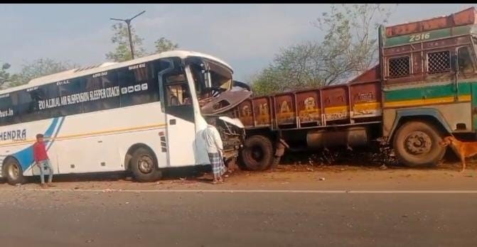हाईवे में ग्राम बालोदगहन के पास अनियंत्रित बस खड़ी ट्रक में इस तरह घुसी। हाईवे में ग्राम बालोदगहन के पास अनियंत्रित बस खड़ी ट्रक में इस तरह घुसी।