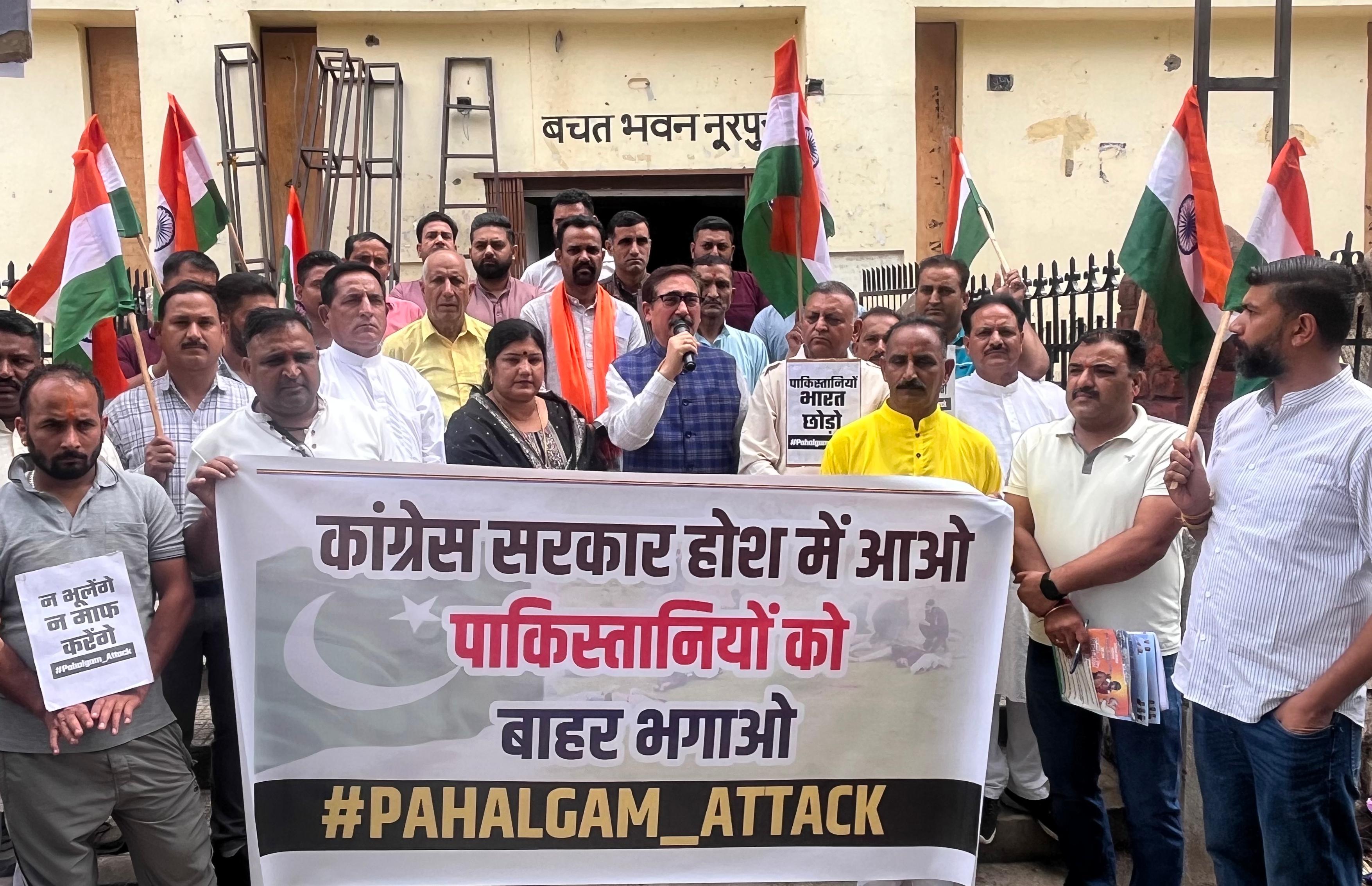 नूरपुर में भाजपा नेता व कार्यकर्ता प्रदर्शन करते हुए। नूरपुर में भाजपा नेता व कार्यकर्ता प्रदर्शन करते हुए।
