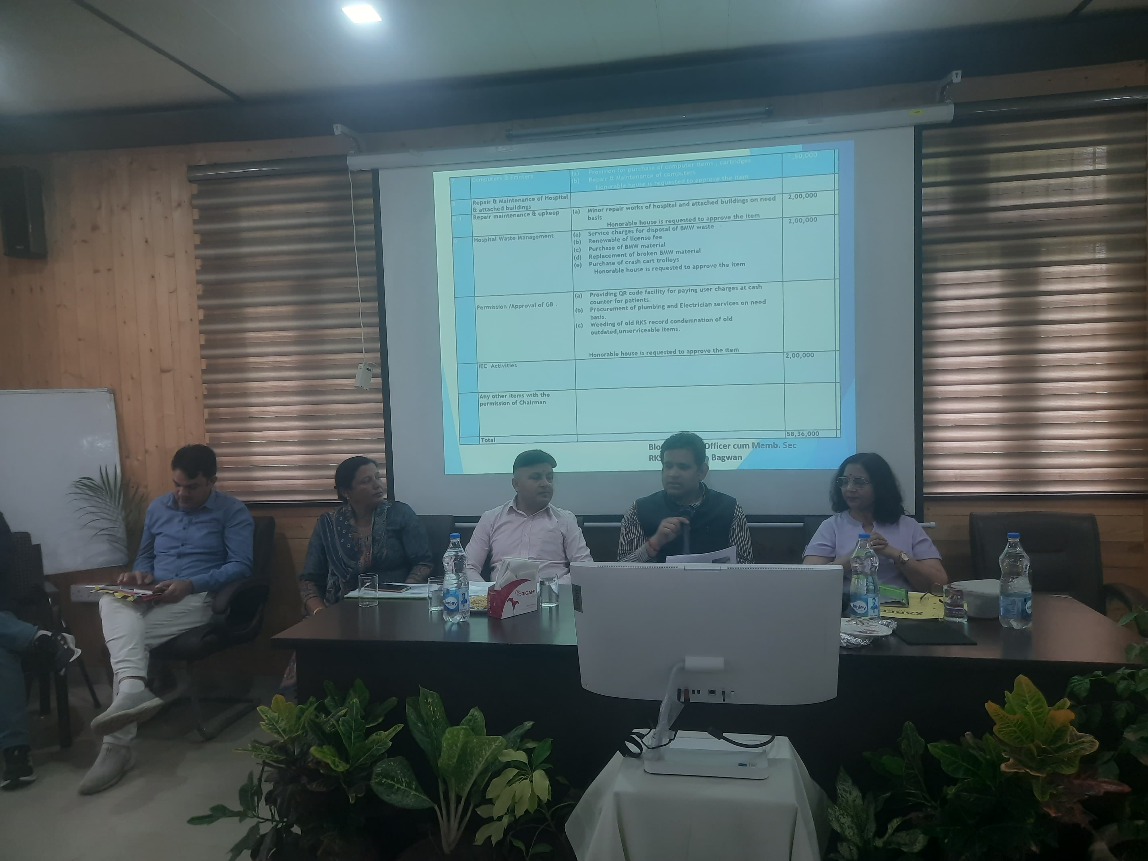 रोगी कल्याण समिति की बैठक में मौजूद आरएस बाली और अन्य। रोगी कल्याण समिति की बैठक में मौजूद आरएस बाली और अन्य।