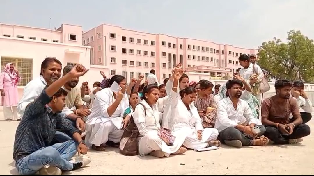 मेडिकल कॉलेज के बाहर सड़कों पर प्रदर्शन करती स्टाफ नर्स मेडिकल कॉलेज के बाहर सड़कों पर प्रदर्शन करती स्टाफ नर्स