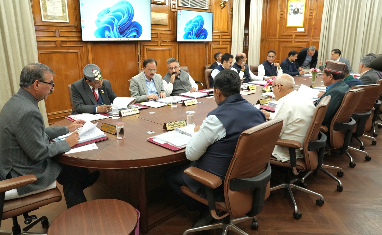 कैबिनेट बैठक की अध्यक्षता करते सीएम कैबिनेट बैठक की अध्यक्षता करते सीएम