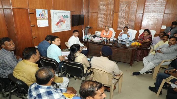 प्रभारी मंत्री ने डबरा में बैठक लेकर दिए निर्देश प्रभारी मंत्री ने डबरा में बैठक लेकर दिए निर्देश