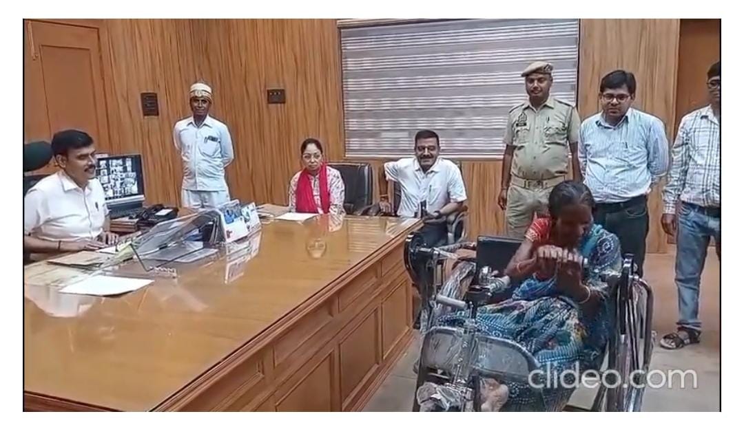 ख़ुशी के आंसू लेकर कलेक्ट्रेट से निकली दिव्यांग रामसुखी ख़ुशी के आंसू लेकर कलेक्ट्रेट से निकली दिव्यांग रामसुखी