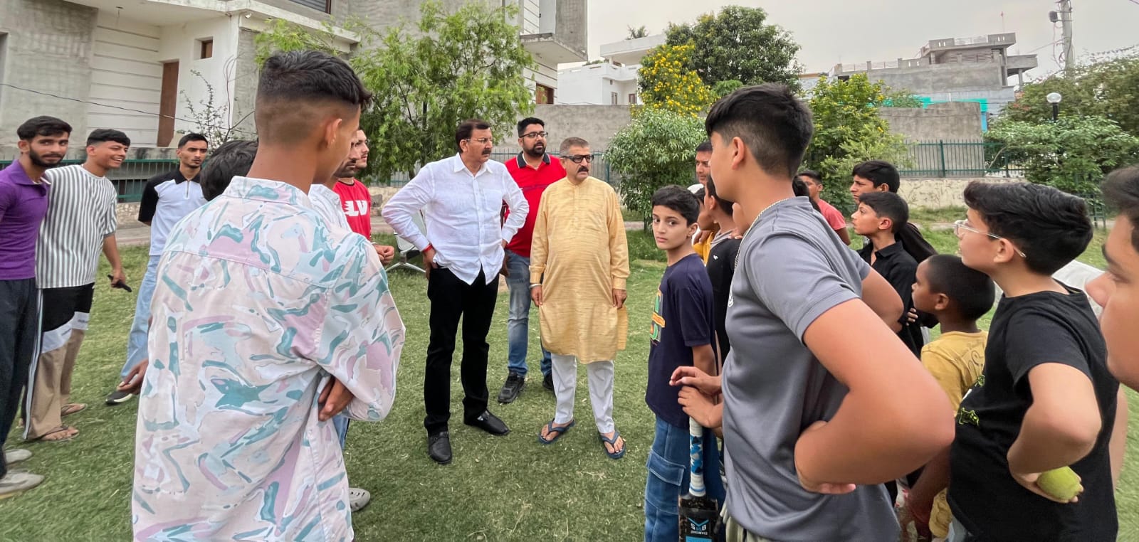विधायक ने तोफ शेरखानिया पार्क का दौरा किया, लोगों और बच्चों से बातचीत की, उनकी समस्याओं का जायजा लिया विधायक ने तोफ शेरखानिया पार्क का दौरा किया, लोगों और बच्चों से बातचीत की, उनकी समस्याओं का जायजा लिया