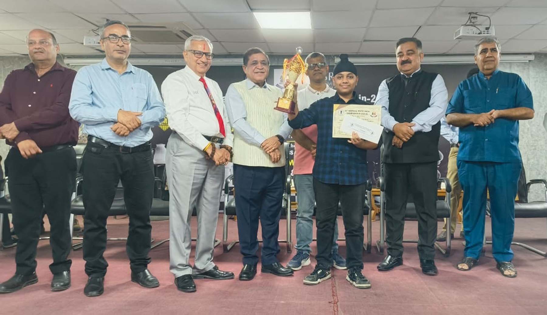 हरियाणा अंडर-19 ओपन चैस चैंपियनशिप में विजेता अर्शप्रीत को सम्मानित करते लोग। हरियाणा अंडर-19 ओपन चैस चैंपियनशिप में विजेता अर्शप्रीत को सम्मानित करते लोग।
