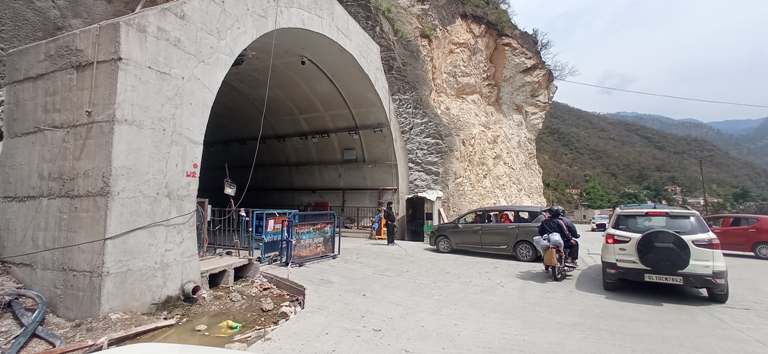 रुद्रप्रयाग में खाेली गई टनल। रुद्रप्रयाग में खाेली गई टनल।