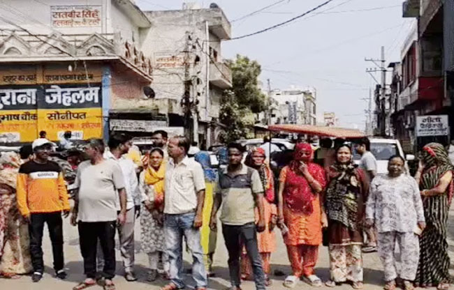 सोनीपत: नाराज लोगों ने दो घंटे तक मुख्य सड़क पर जाम लगाया रोष प्रदर्शन करते हुए सोनीपत: नाराज लोगों ने दो घंटे तक मुख्य सड़क पर जाम लगाया रोष प्रदर्शन करते हुए