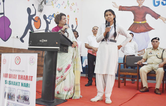 सोनीपत: हरियाणा राज्य महिला आयोग की चेयरपर्सन रेनू भाटिया साइबर क्राइम के प्रति जागरूक में। सोनीपत: हरियाणा राज्य महिला आयोग की चेयरपर्सन रेनू भाटिया साइबर क्राइम के प्रति जागरूक में।