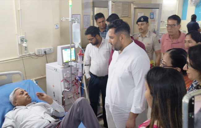 सोनीपत: विधायक निखिल मदान डायलिसिस करवा रहे मरीजों से बातचीत करते हुए। सोनीपत: विधायक निखिल मदान डायलिसिस करवा रहे मरीजों से बातचीत करते हुए।
