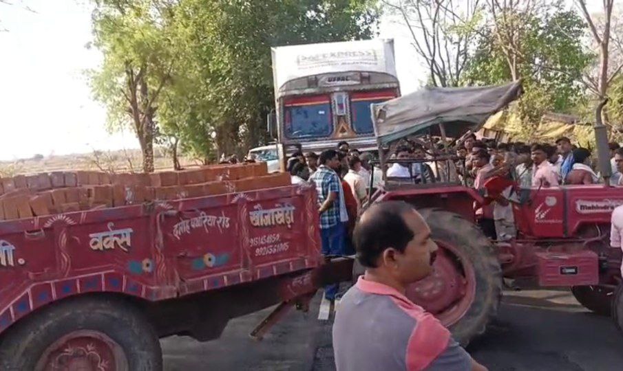 दमोह-ट्रक घर में घुसा दो लोगों की दर्दनाक मौत दमोह-ट्रक घर में घुसा दो लोगों की दर्दनाक मौत