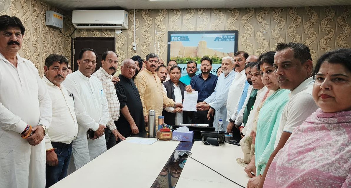 भाजपा ने जम्मू में अवैध रूप से रह रहे पाकिस्तानियों को वापस भेजने के लिए प्रशासन को ज्ञापन सौंपा भाजपा ने जम्मू में अवैध रूप से रह रहे पाकिस्तानियों को वापस भेजने के लिए प्रशासन को ज्ञापन सौंपा