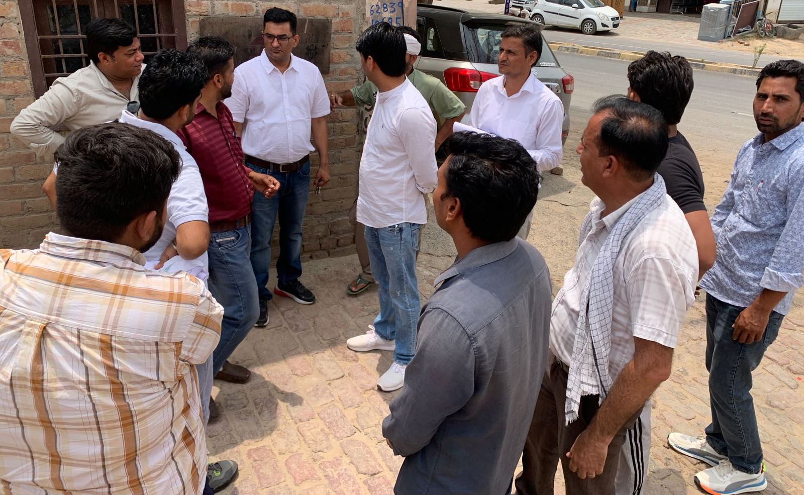 पेयजल कनेक्शनों की जांच करती विभागीय टीम।