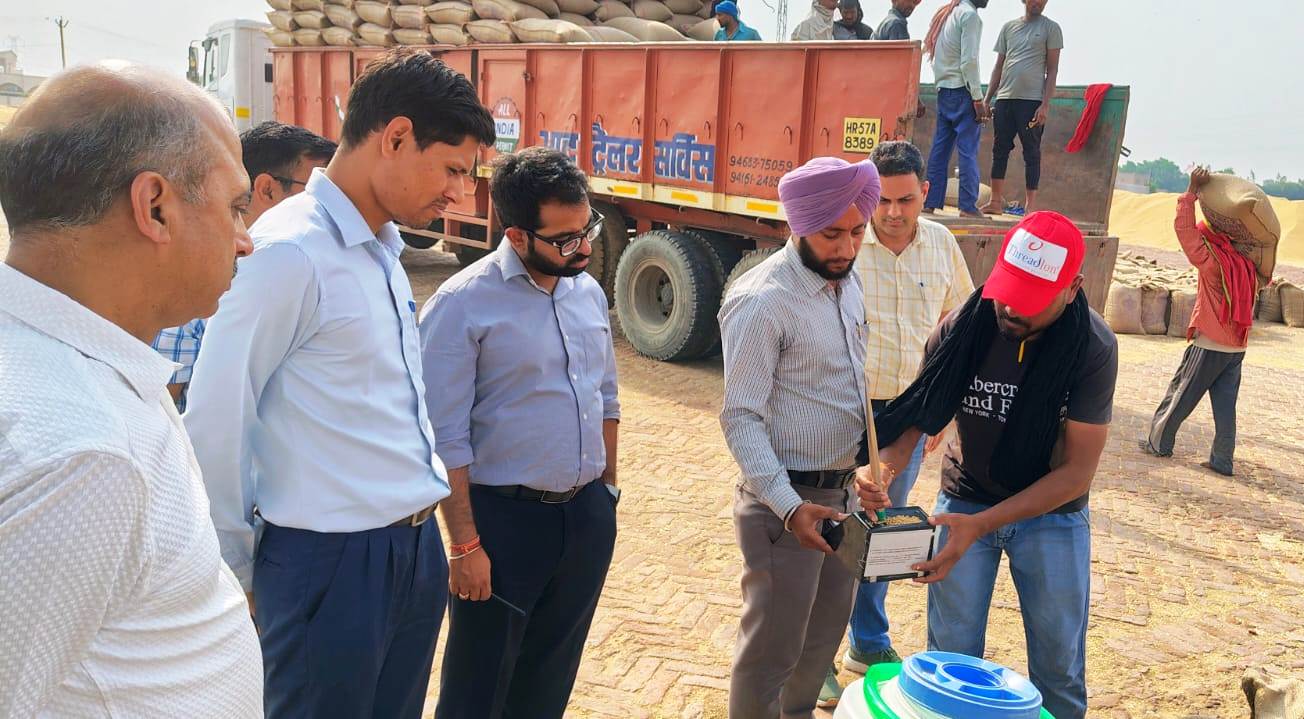 फसल खरीद केंद्र का निरीक्षण करते एडीसी लक्षित सरीन। फसल खरीद केंद्र का निरीक्षण करते एडीसी लक्षित सरीन।