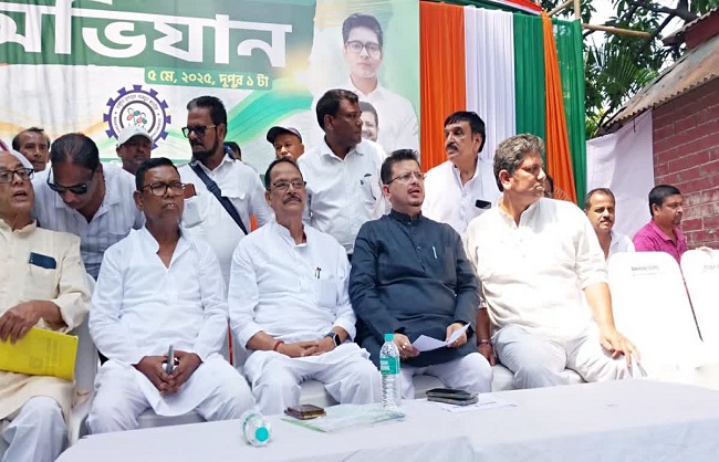 आईएनटीटीयूसी) द्वारा एक विरोध प्रदर्शन आईएनटीटीयूसी) द्वारा एक विरोध प्रदर्शन