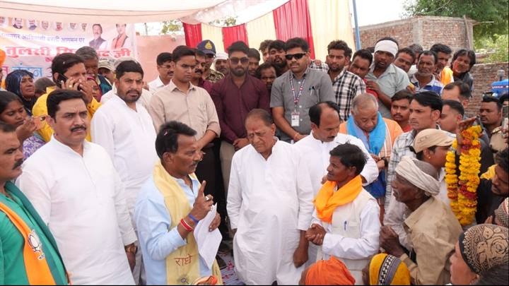 ग्वालियरः प्रभारी मंत्री सिलावट ने रामनगर पहुँचकर नागरिकों से की भेंट ग्वालियरः प्रभारी मंत्री सिलावट ने रामनगर पहुँचकर नागरिकों से की भेंट