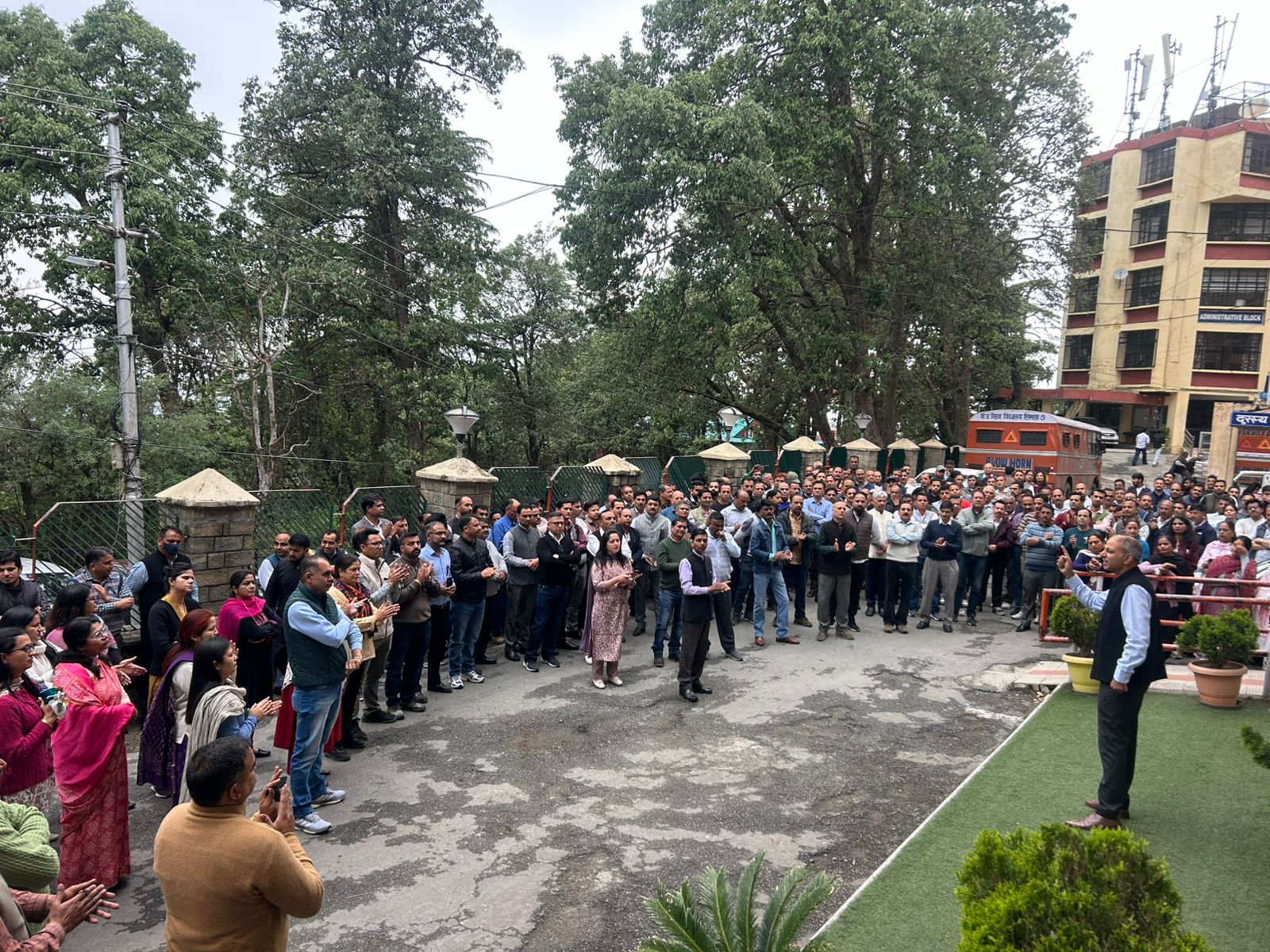हिमाचल विवि में प्रदर्शन करते कर्मचारी हिमाचल विवि में प्रदर्शन करते कर्मचारी