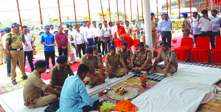 हवन-पूजन कर चौकी भवन का उद्घाटन करते एसएसपी व अन्य हवन-पूजन कर चौकी भवन का उद्घाटन करते एसएसपी व अन्य