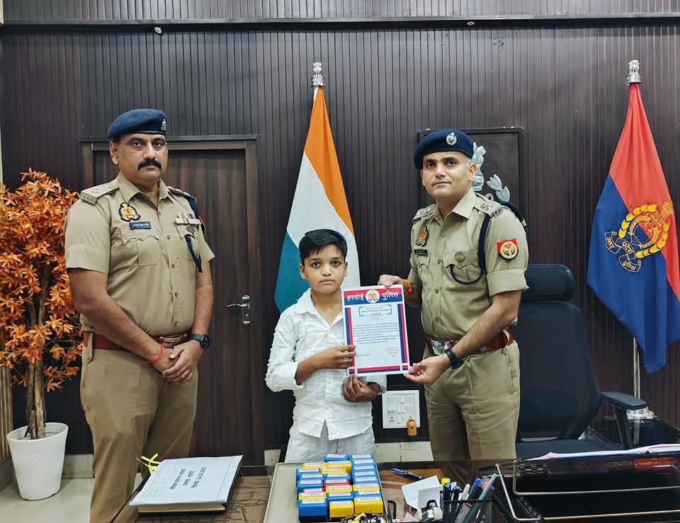 12 वर्षीय अल्तमश की ईमानदारी पर हरदोई पुलिस को फ़क्र, एसपी जादौन ने किया सम्मानित 12 वर्षीय अल्तमश की ईमानदारी पर हरदोई पुलिस को फ़क्र, एसपी जादौन ने किया सम्मानित