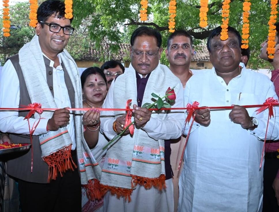 मुख्यमंत्री विष्णुदेव साय जांजगीर जिले में नवनिर्मित तहसील कार्यालय भवन का लोकार्पण करते हुए मुख्यमंत्री विष्णुदेव साय जांजगीर जिले में नवनिर्मित तहसील कार्यालय भवन का लोकार्पण करते हुए