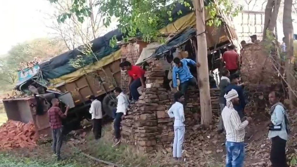 दमोह-ट्रक घर में घुसा दो लोगों की दर्दनाक मौत दमोह-ट्रक घर में घुसा दो लोगों की दर्दनाक मौत