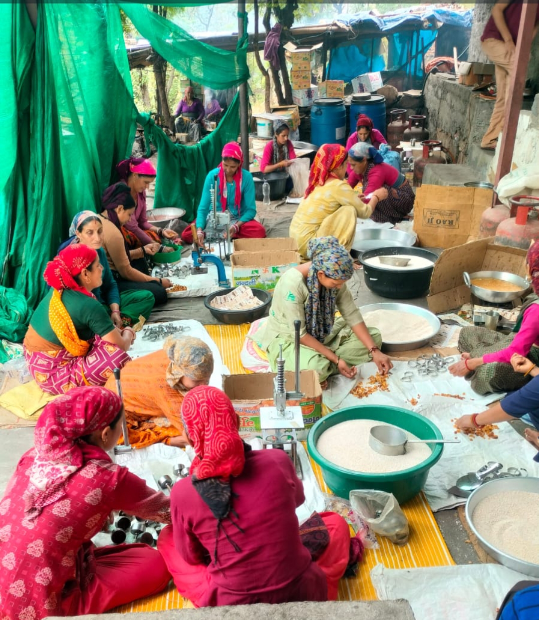 रुद्रप्रयाग जनपद के महिला स्वयं सहायता समूह स्थानीय उत्पाद से सामग्री बनाती। रुद्रप्रयाग जनपद के महिला स्वयं सहायता समूह स्थानीय उत्पाद से सामग्री बनाती।
