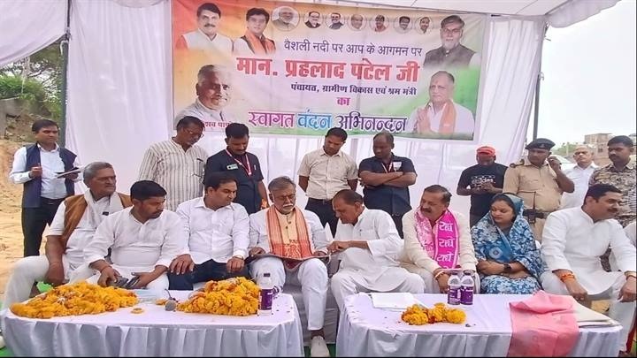 मंत्री पटेल ने वैशली नदी का दौरा कर कारसेवकों का किया सम्मान मंत्री पटेल ने वैशली नदी का दौरा कर कारसेवकों का किया सम्मान