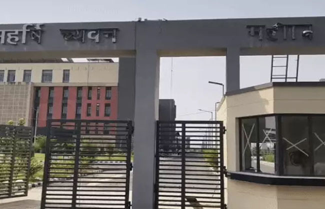 मेडिकल कॉलेज के नाम का उखाड़ा गया बोर्ड। मेडिकल कॉलेज के नाम का उखाड़ा गया बोर्ड।