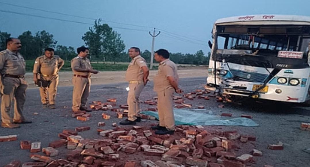 ईंटों से लदी ट्रैक्टर-ट्रॉली में घुसी काशीपुर डिपो की अनुबंधित बस, चालक की मौत ईंटों से लदी ट्रैक्टर-ट्रॉली में घुसी काशीपुर डिपो की अनुबंधित बस, चालक की मौत