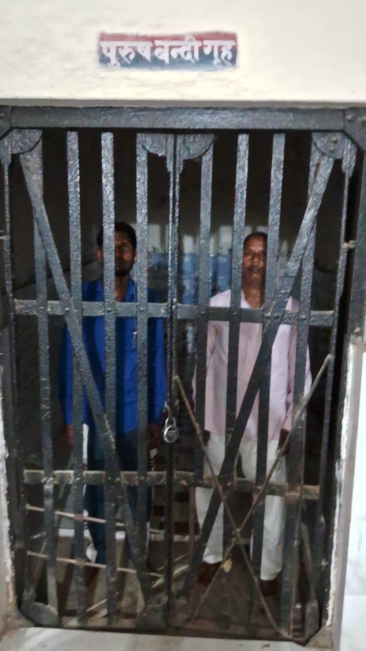 गिरफ्तार आरोपी पुलिस अभिरक्षा में लॉक अप में गिरफ्तार आरोपी पुलिस अभिरक्षा में लॉक अप में