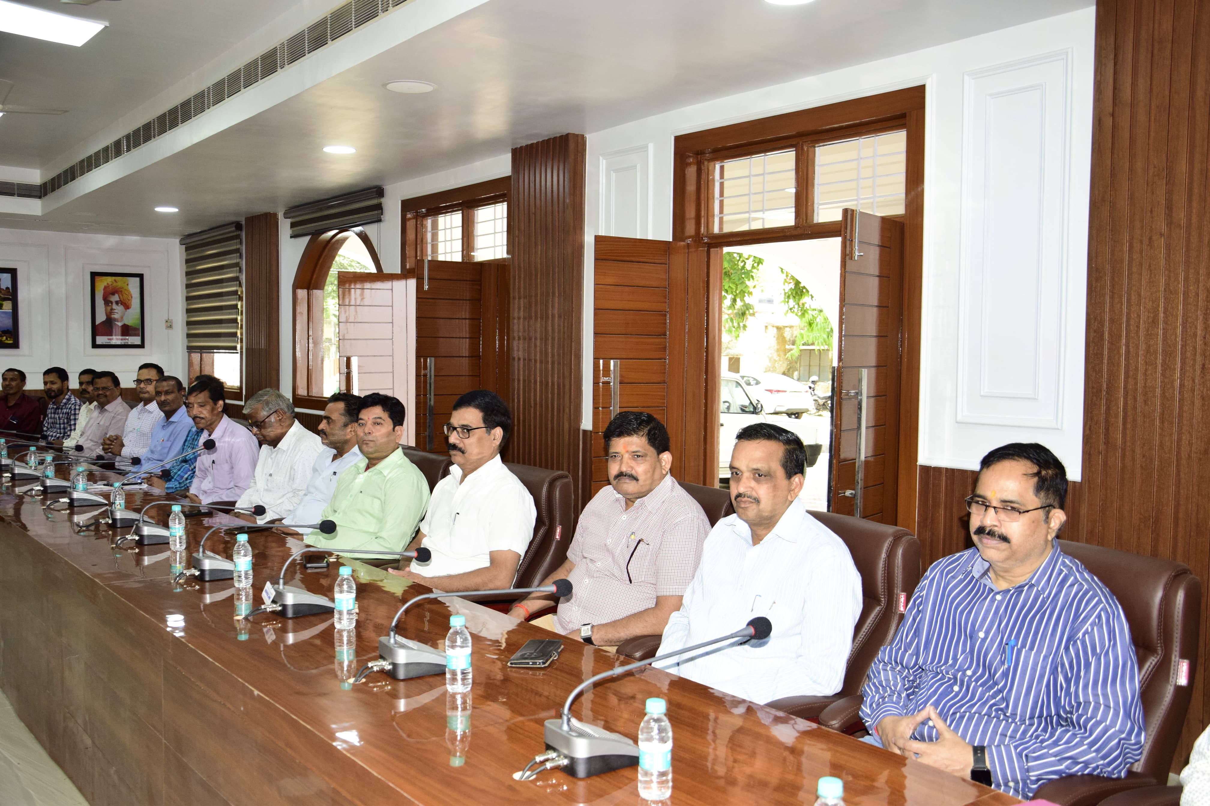 नवीन अटल सभागार में मौजूद अधिकारीगण नवीन अटल सभागार में मौजूद अधिकारीगण