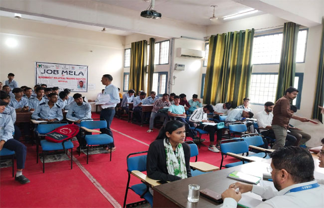 छात्रों का साक्षात्कार लेते कंपनी प्रतिनिधि। छात्रों का साक्षात्कार लेते कंपनी प्रतिनिधि।