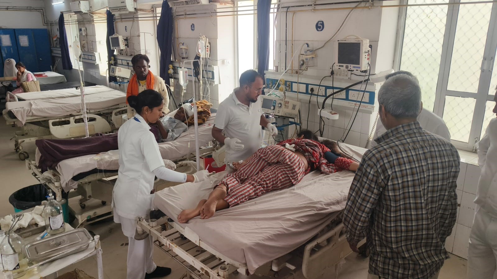 लड़की बनकर आए युवक ने दिन दहाड़े युवती को मारी गोली, प्रेमिका को मारने आया था, लेकिन दूसरी पर कर दिया फायर, भीड़ ने पकड़कर पीटा लड़की बनकर आए युवक ने दिन दहाड़े युवती को मारी गोली, प्रेमिका को मारने आया था, लेकिन दूसरी पर कर दिया फायर, भीड़ ने पकड़कर पीटा