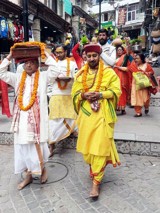 देवी भागवत के शुभारंभ के अवसर पर निकाली गयी कलश यात्रा में शामिल आचार्य एवं महिलाएं। देवी भागवत के शुभारंभ के अवसर पर निकाली गयी कलश यात्रा में शामिल आचार्य एवं महिलाएं।