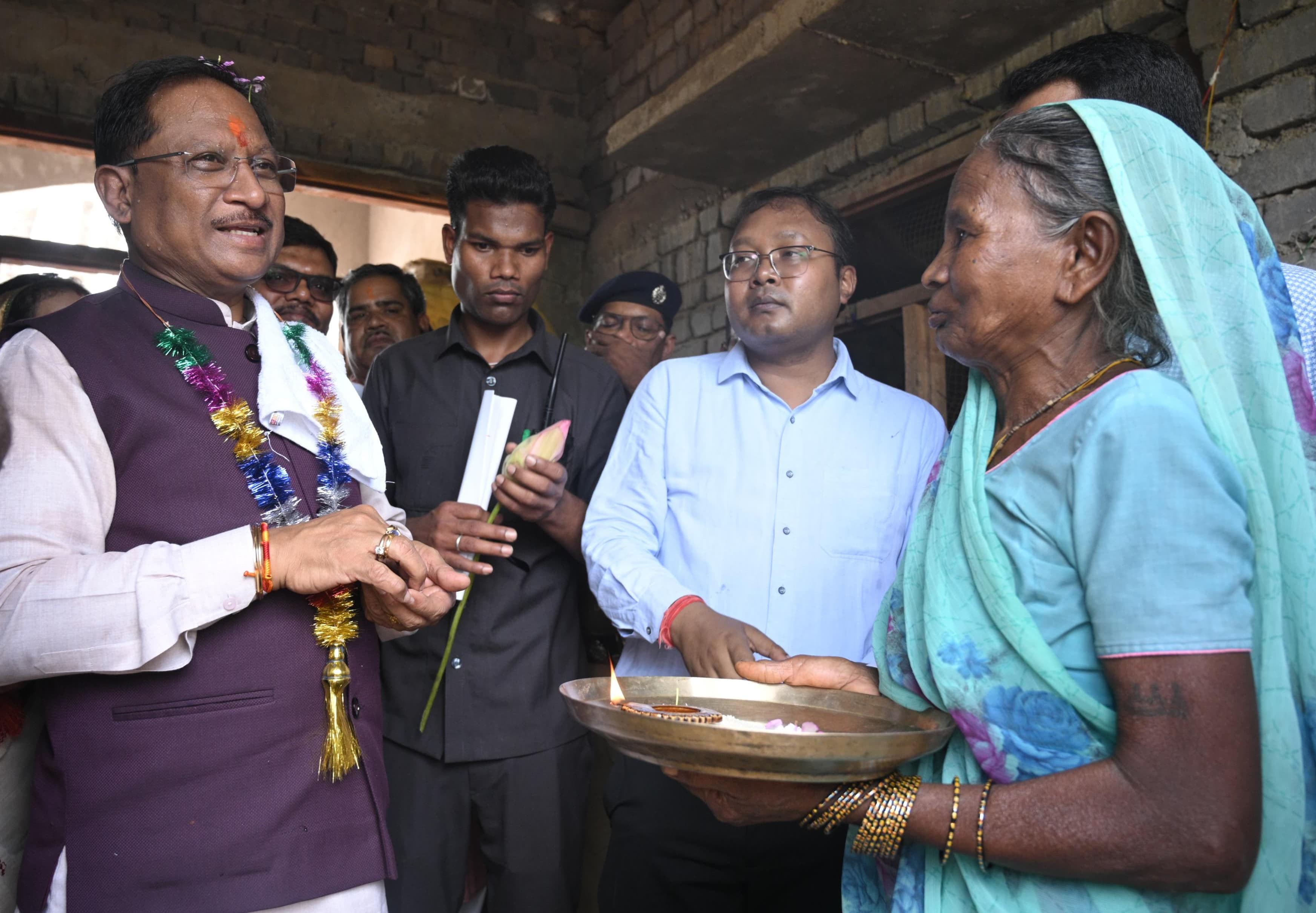 सक्ती: मुख्यमंत्री विष्णुदेव साय ने सक्ति जिले में योजनाओं के क्रियान्वयन की जमीनी हकीकत की जानकारी ली सक्ती: मुख्यमंत्री विष्णुदेव साय ने सक्ति जिले में योजनाओं के क्रियान्वयन की जमीनी हकीकत की जानकारी ली