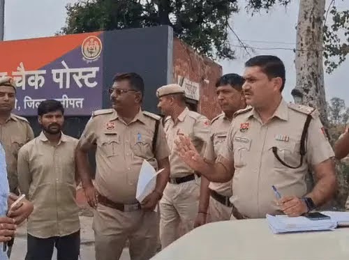 जाम लगा रहे परिजनों को समझाते पुलिस अधिकारी जाम लगा रहे परिजनों को समझाते पुलिस अधिकारी